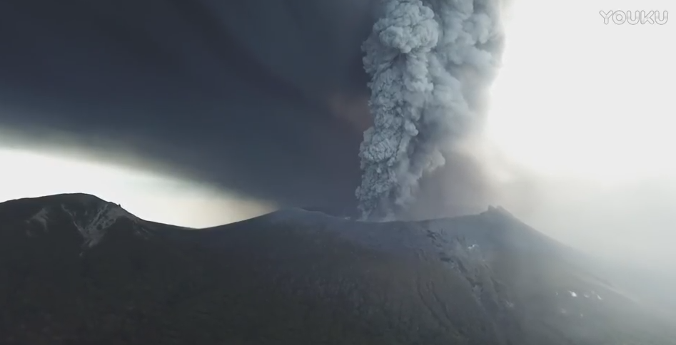 无人机拍下日本火山剧烈喷发的景象