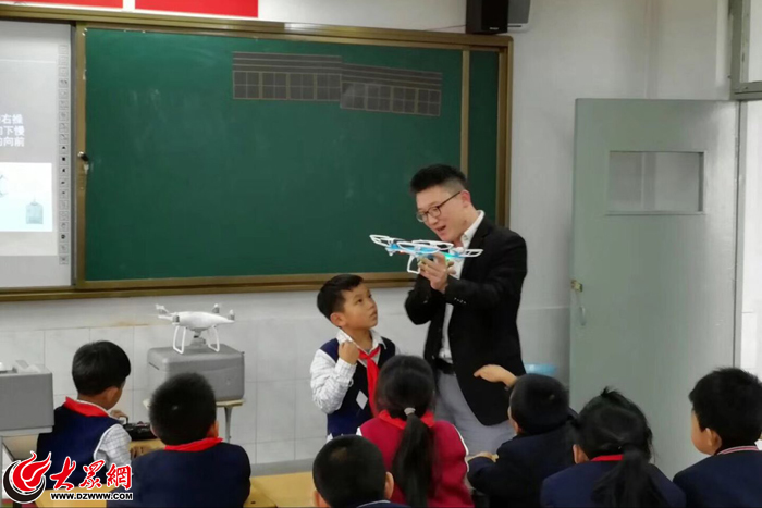 变身 小机长 汇波小学开展无人机科普体验课程