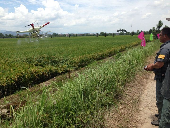 农民花20万元买无人机打农药,是一种什么样
