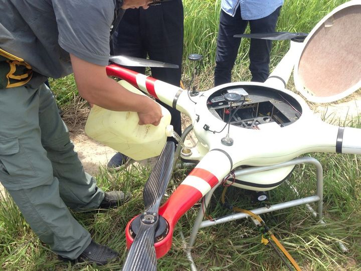 农民花20万元买无人机打农药,是一种什么样