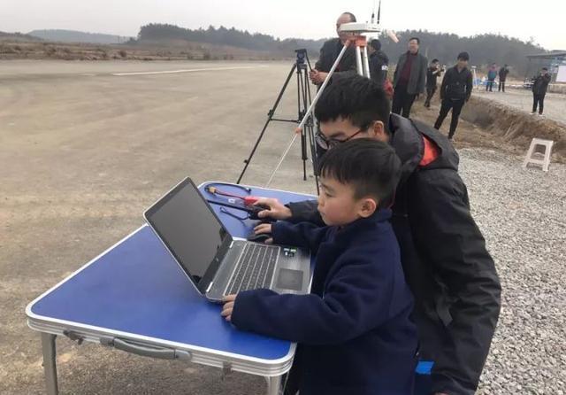 工业无人机与小学生碰撞?种下飞行梦_企业动
