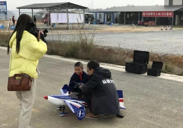 工业无人机与小学生碰撞?种下飞行梦_企业动
