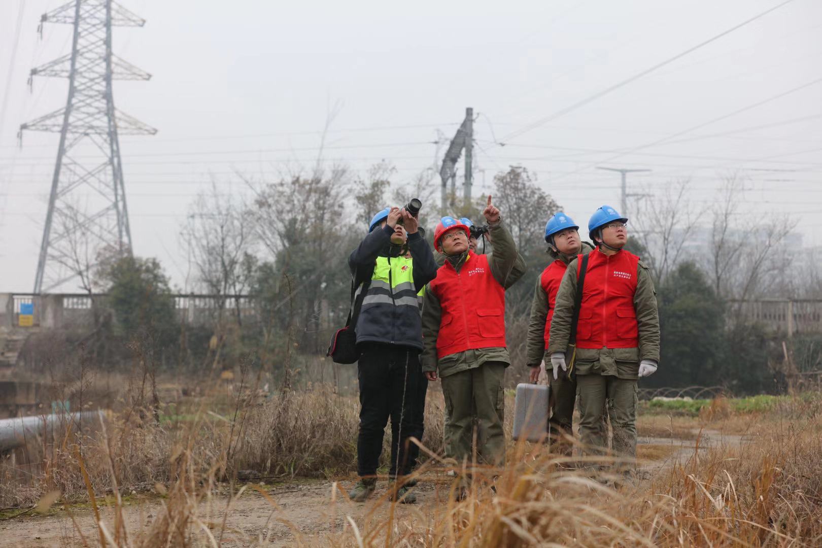 鄂州:供电开展跨铁路线路巡查 保春运运输安全