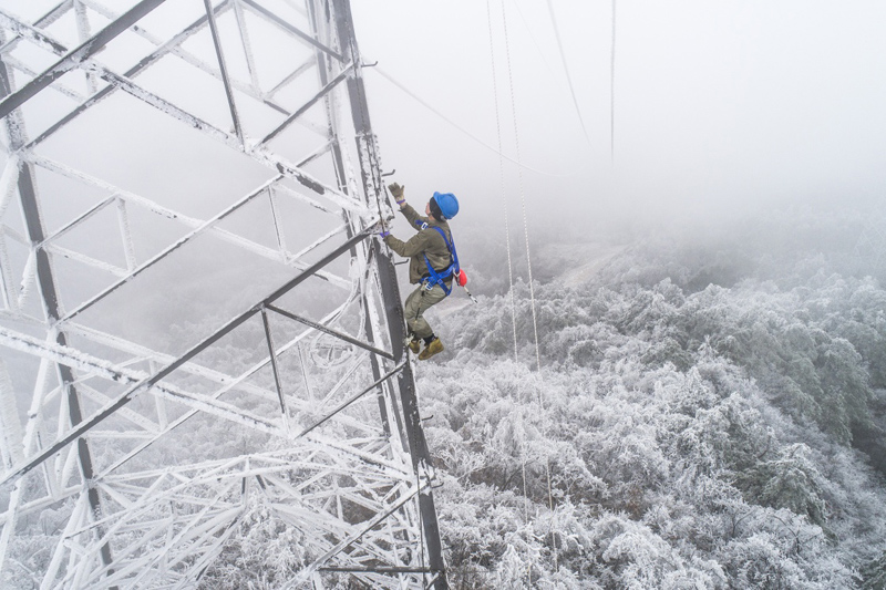 顶风冒雪,他们打赢了这场 大山深处的春运保卫