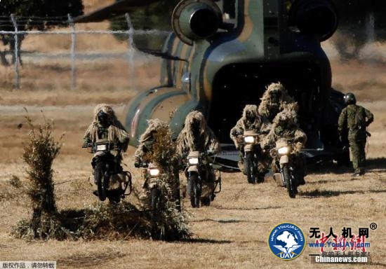 资料图:当地时间2015年1月11日,日本船桥市,日本自卫队进行新年军演,大约500名军人和24架飞机参与了本次演习。