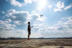 封面：科技创新 无人机飞行新模式