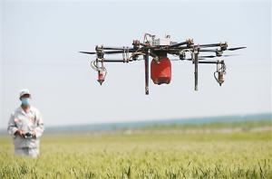 地产商转型造无人机 "飞"向全国洒农药 