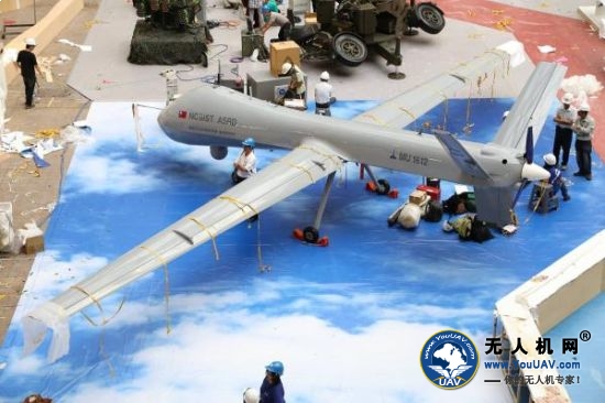 台湾研制的“大型无人机”,该机尺寸与美国“捕食者”类似,也接近于大陆的“翔龙”、“彩虹4”、“BZK-005”等型无人机