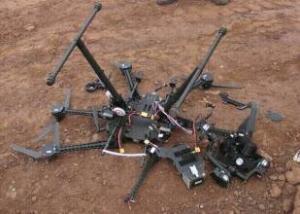 无人机失事坠落楼顶 发烧友称炸机不罕见