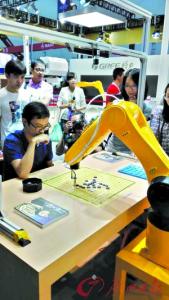 机器人与人对弈无人机“谷上飞”