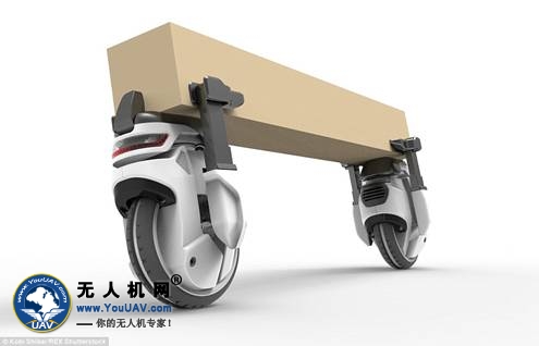 Transwheel快递机器车有自动平衡系统，机器搬运手持货时能保持直立行驶，单个机器人可运小包裹，而若干机器人组合就能够运送大包裹了。（图片：《每日邮报》）