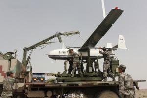 解放军某部在沙漠地区举行无人机飞行训练