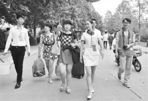 滁州学院4800名新生报到，无人机前来迎接