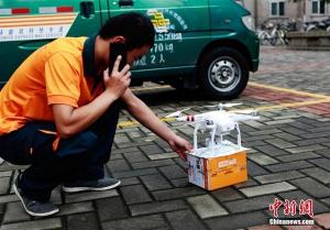山东邮政EMS首次尝试无人机送快件：很成功