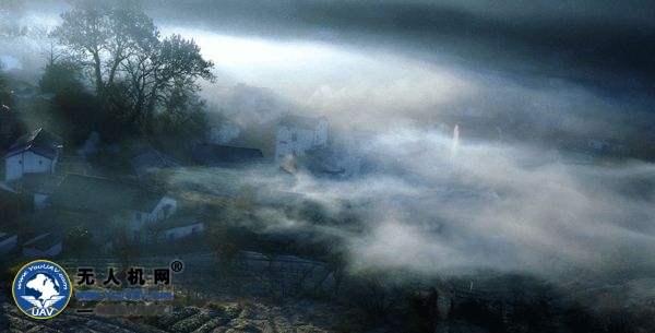 △《烟雾》，太阳直射，拍摄于江西婺源，2014年12月。