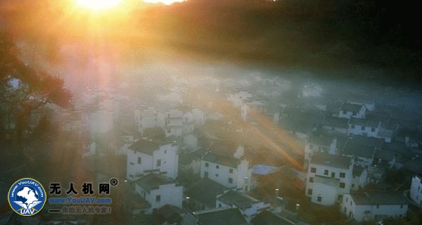 △《烟雾》，云气缭绕在山村之上，拍摄于江西婺源，2014年12月。