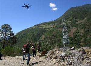世界首架强电无人机 敢对带电高压线喷火
