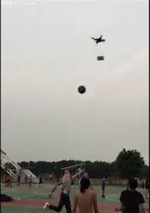 富二代怒砸无人机叫嚣:我家狗粮比你飞机还贵