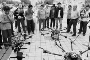 无人机为农作物穿上“保护衣”