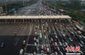 车多拥挤 南京上空无人机巡航高速报路况