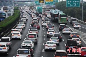 “十一”自驾游火爆 中国高速路变“慢速路”