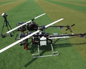 无人机喷洒农药一亩地只需一分钟 