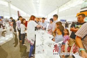 大疆无人机“飞”进香港机场