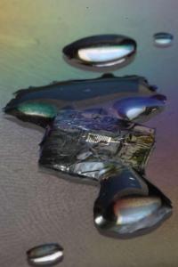 美军研制一次性无人机 完成任务后自动分解