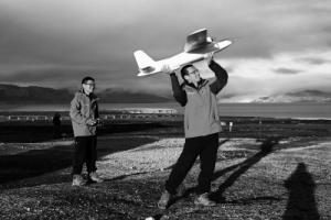 大学生北极放飞无人机