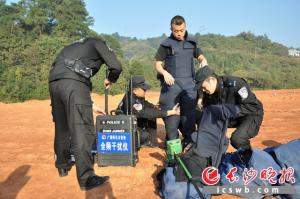 铁警排爆用上“神器” 机器人无人机齐上阵