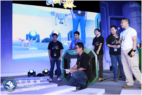 大疆无人机在评委“老鹰”的操作下起飞