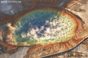 美男子航拍黄石公园间歇喷泉变色景象