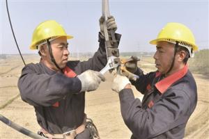 泗阳供电 首次利用无人机巡视输电线路