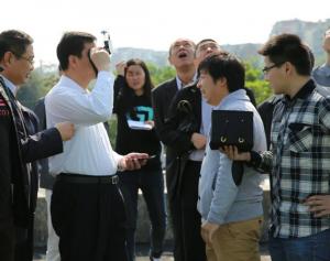 广州市长陈建华上手体验亿航GHOST无人机