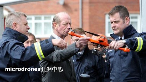 查尔斯王子与消防四旋翼.jpg