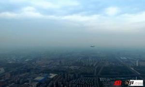 空军战机500米高空擦无人机飞过