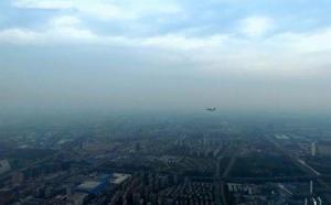 航拍无人机与空军战机擦身而过