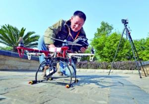 自购零件组装无人机 六旬爹爹航拍长沙变迁