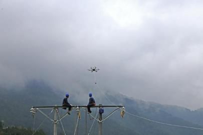 跨越深沟峡谷 无人机一线飞架南北(图)