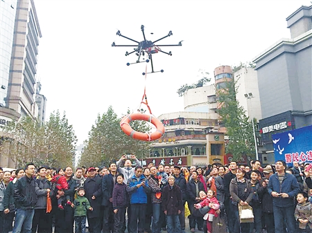 主城警方首台无人机亮相 追逃救援有了“千里眼”