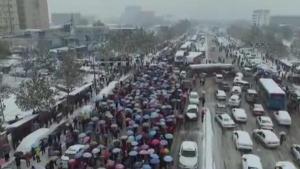 航拍河南暴雪：公交车30分钟走200米，约千人滞留车站