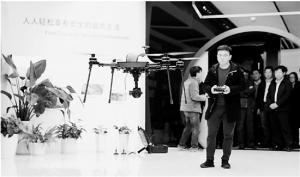 “雄鹰”无人机在智慧安防体验馆进行现场展示