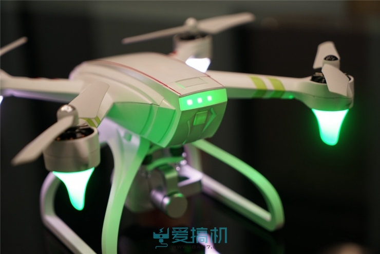 无人机界的灯厂超跑 疆域大黄蜂Hornet S无人机体验