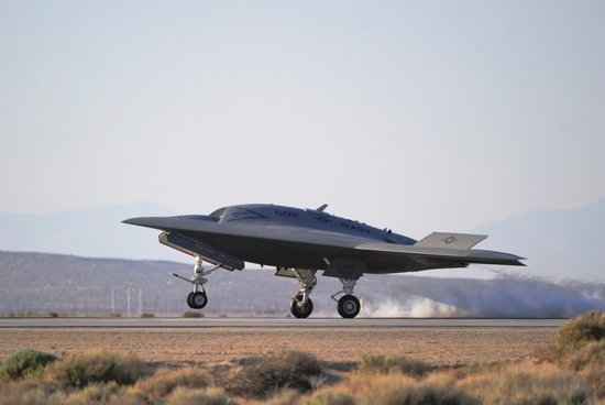 揭秘美X-47B无人驾驶战机：酷似外星人飞船