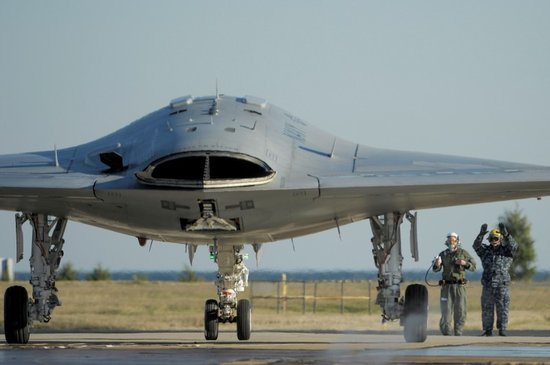 揭秘美X-47B无人驾驶战机：酷似外星人飞船