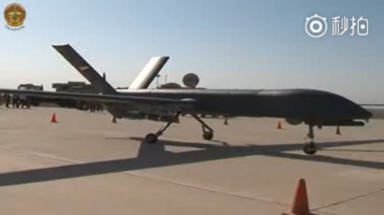 近日，伊拉克国防部公布其购买的先进无人攻击机实弹打靶画面。该无人攻击机外形与中国彩虹-4无人机相似。从画面上看在攻击演示中，操作人员在地面指挥舱中遥控该型无人机准确击中地面目标，赢得伊拉克军方高官的鼓掌赞誉！