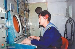 东海舰队老兵识别外军无人机 老装备曝光