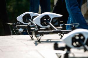 黑飞致航班改变航线 如何为无人机飞行立规？