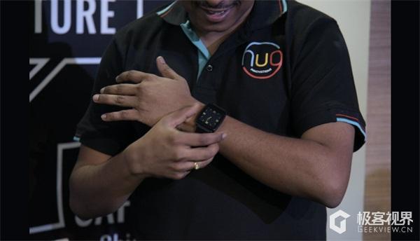 而现在，一款印度科技初创公司 Hug Innovations 研发的智能手表让你可以，伸出双臂就可以“尽情翱翔”了。Hug 除了具备传统智能手表所具备的一切功能之外，还内置了功能强大的传感器阵列，能够操控无人机视频游戏。