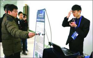 南航学生用“意念”操控无人机：想着就飞起来了